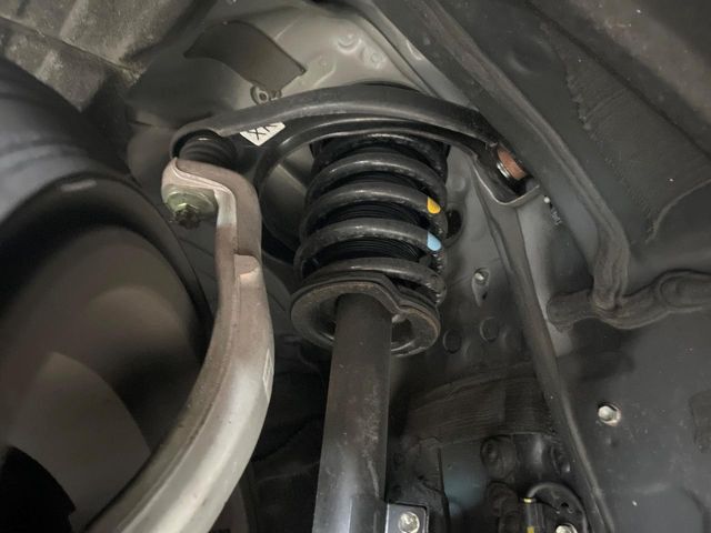 お車を安心してお乗りいただく為には、足回りの定期点検が欠かせません。サービスサポート（有償保証）では無料点検もご提供しており、安心のカーライフをお過ごしいただけるサポート体制が整っています。
