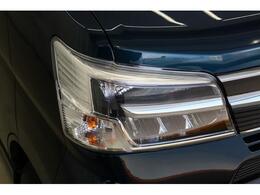 低消費電力で明るい光を放つLEDのヘッドランプで視界の確保をサポート。