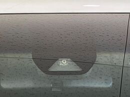 【ホンダセンシング】走行中に前方の車両等を認識し、衝突しそうな時は警報とブレーキで衝突回避と被害軽減をアシスト。より安全にドライブをお楽しみいただけます。