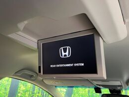 【フリップダウンモニター】大画面モニターで後席でもエンタメをお楽しみいただけます。小さなお子様にも大人気の装備です♪