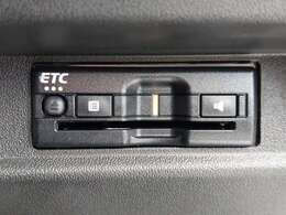 【ETC】有料道路を利用する際に料金所で停止することなく通過できる、ETC車載器（ノンストップ自動料金収受システム機器）が装備されています。セットアップを行うことで利用可能になります。