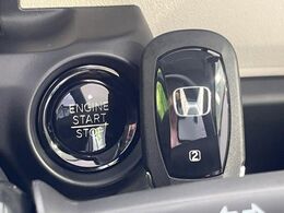 【Hondaスマートキー】カバンやポケットに入れたままでもドアの施錠・解錠が可能なスマートキーを装備。エンジンのオン・オフ時もカギを取り出す必要が無いからとっても便利です♪