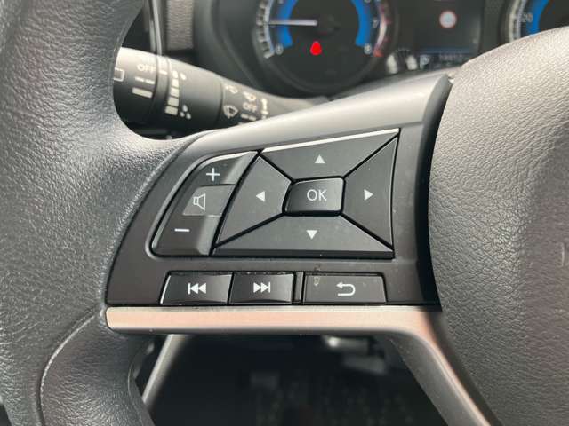 ステアリングスイッチ搭載！ハンドルひとつで手を離さなくても運転中視線をそらさなくても操作が出来て便利です