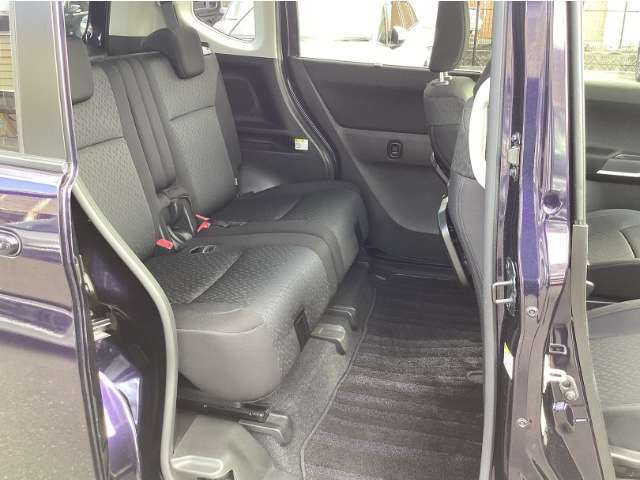 後部座席も広い空間を確保できゆっくり乗車できます！ファミリーでお出かけも余裕です♪