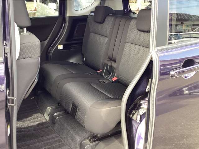 展示車になる工程で室内クリーニングをさせて頂き皆様に安心して触っていただけるよう展示させて頂いております。内外装で気になる点など御座いましたら詳細を写真などでご案内できますのでご遠慮なくお尋ね下さい。