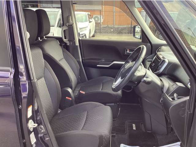 ゆとりのあるサイズで快適な座り心地のフロントシートです。しっかりとホールド性をもたせ、長距離でも疲れにくくなっています！