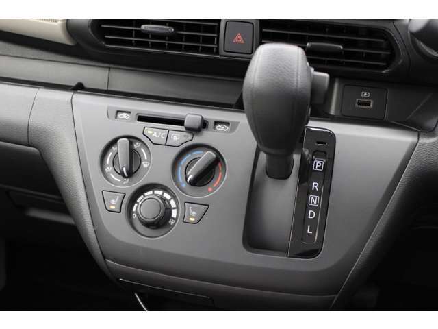 インパネCVTシフトレバーとエアコン操作パネルです