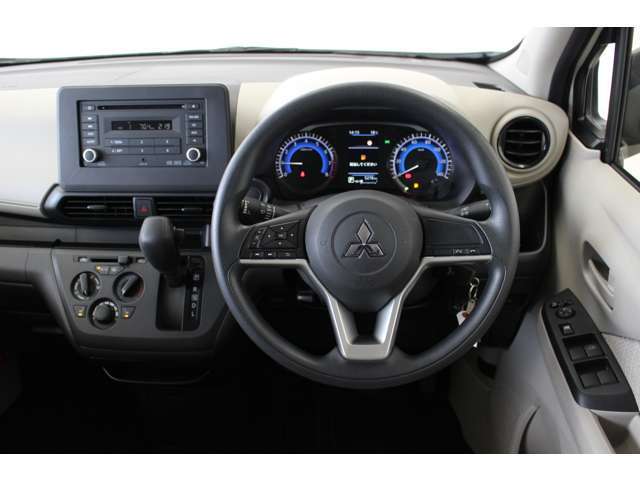 運転席はドライバーの居心地や運転の快適性を左右する大切な場所です。。クリーニング済みで汚れがないので気持ちよく使用して頂けます。