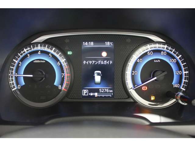 速度計・回転計の2眼式コンビネーションメーター！メーターには燃費や走行情報が表示可能です。