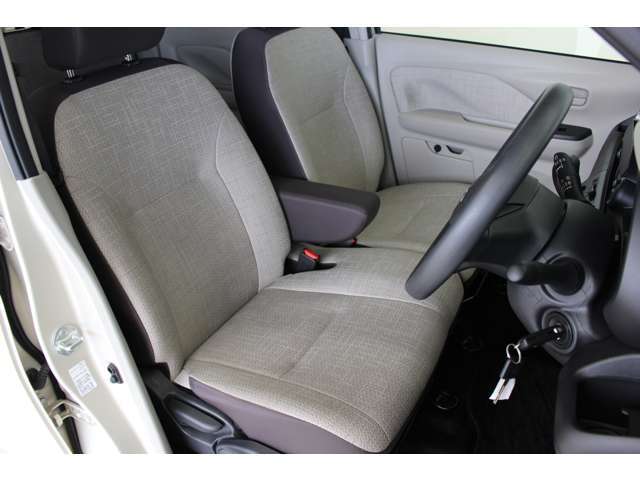 フロントシートは運転席シートヒーター付きベンチシートです！