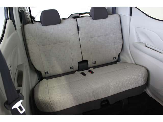 リヤシートはスライド＆リクライニング可能