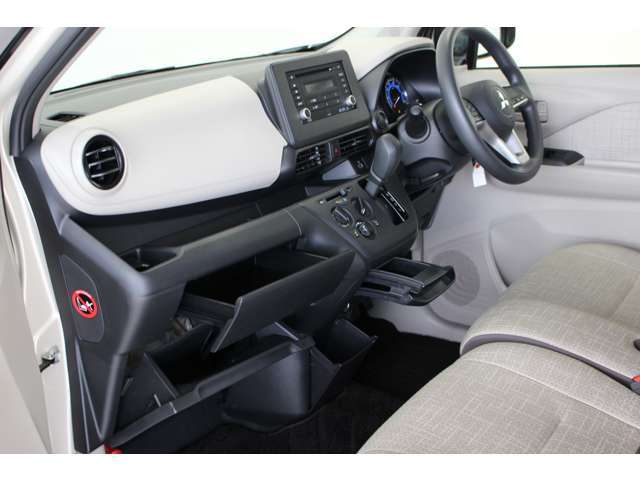 ドリンクホルダーや助手席ポケット、運転席側の小物入れなど多彩な収納が設置されています。常備品に加え、その都度必要なものを入れて自分仕様にアレンジして下さい。