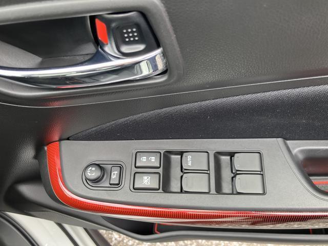 運転席のスイッチ周りです