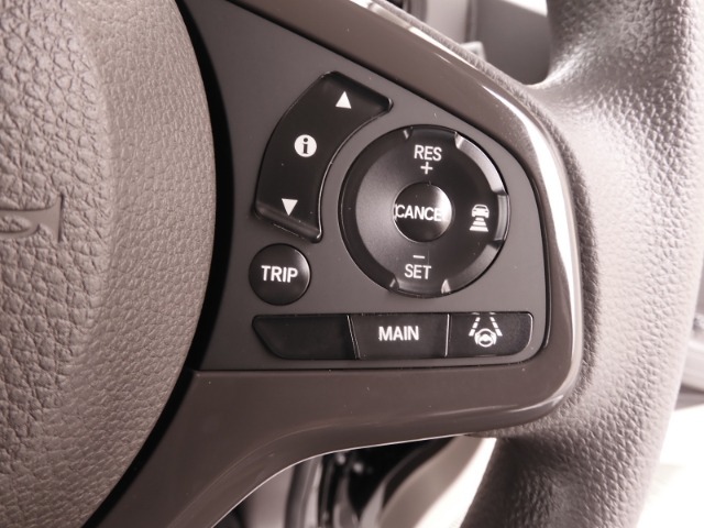 【アダプティブクルーズコントロール】予め設定した車速内でクルマが自動的に加減速。前走車との適切な車間距離を維持しながら追従走行します。【LKAS】車線維持支援システムでステアリング操作を支援。