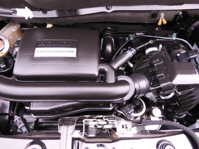 エンジンは車の心臓部分です。このエンジンルームが汚いとトラブルの基になります。当店は専用の液剤を使って徹底的に綺麗にします。