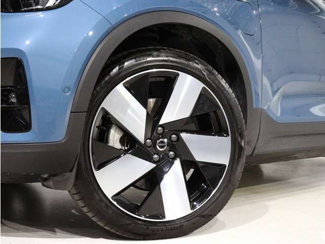 ボルボ純正の5スポークフロント：8.0J×20インチ リア：9.0J×20インチ ダイヤモンドカット/ブラックアルミホイール装着。
