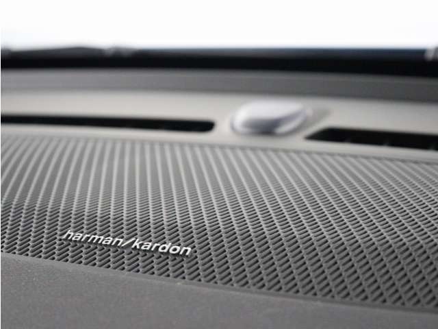 【harman/kardon】世界のオーディオファン垂涎のプレミアムサウンドシステムを搭載。原音に近い音場空間を忠実に再現。乗る人すべてに最良の音響体験を提供します。