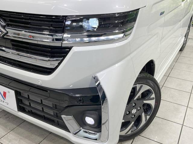 【LEDヘッドライト】悪天候や夜間走行時も良好な視界を確保し安心して運転できる高輝度LEDヘッドライトを装備！点灯速度が早く、消費電力も抑えられています。