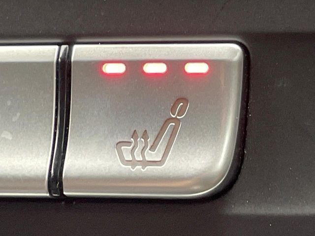 ●フロントシートヒーティング：運転席・助手席共に三段階で調節が可能なシートヒーターを装備しております。季節を問わず快適にご使用いただけます。
