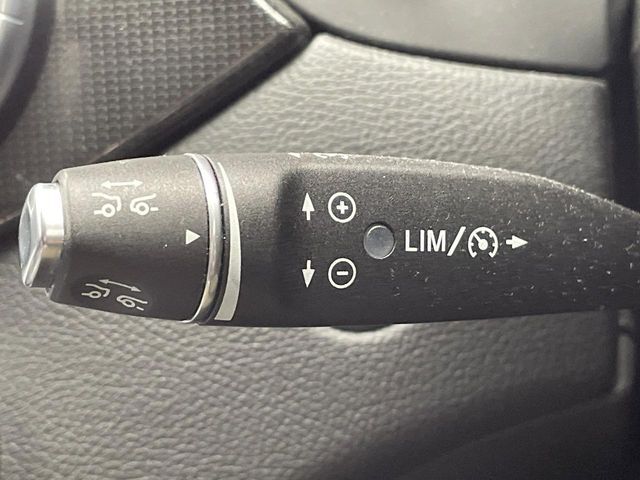 ●ディスタンスパイロットディストロニック：都市、郊外、高速道路などの走行時に、ステレオマルチパーパスカメラとレーダーセンサーにより、前走車を認識して速度に応じた車間距離を維持する次世代のクルコン！