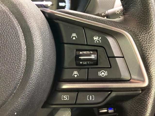 【全車速追従機能付クルーズコントロール】高速道路での長距離走行が楽に！！自動で速度を保つクルーズコントロールが、衝突軽減システムと連携し、前方の車両を感知して車間を保つように速度調節してくれます！！