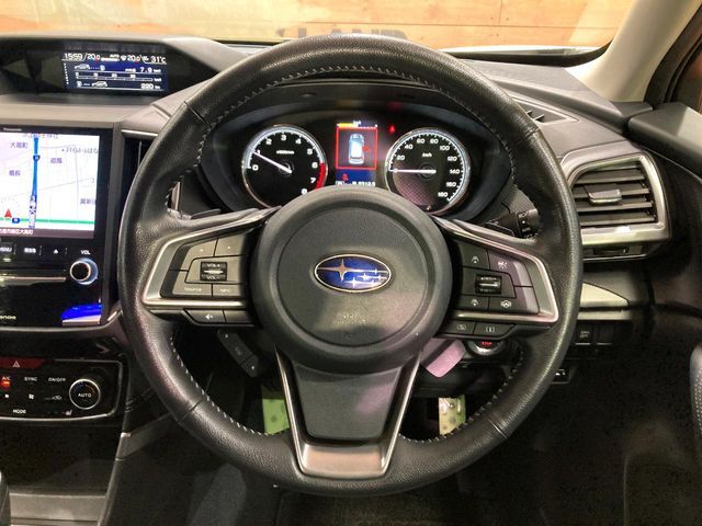 インテリアに合わせたデザインのステアリングは、運転される方のことも考え、運転しやすい形状、大きさです。是非一度、実際に触ってお確かめください。