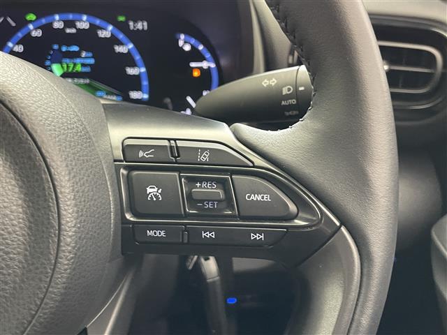 【純正革巻きステアリング】上質な革を使用することで、手にしっかり馴染み運転しやすい素晴らしいハンドルです。