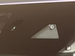 【i-ACTIVESENSE】走行中に前方の車両等を認識し、衝突しそうな時は警報とブレーキで衝突回避と被害軽減をアシスト。より安全にドライブをお楽しみいただけます。