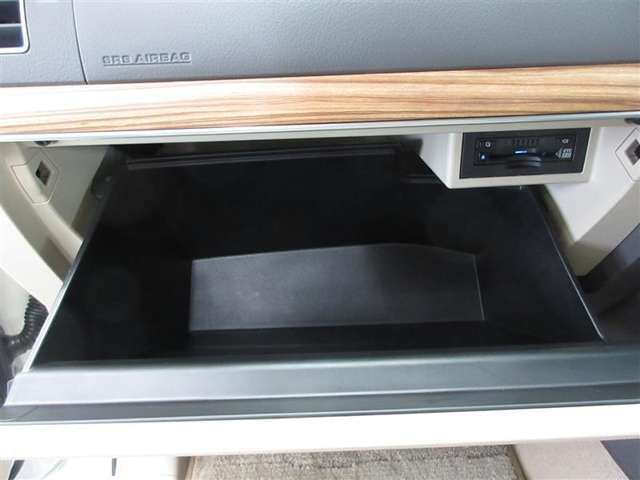 いろいろ入るグローブボックスです。