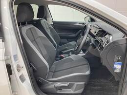 各種ブランドのシートカバーの取り扱いもございます。また、弊社オリジナルフロアマットもご用意しております。自慢の愛車をアレンジしてみてはいかがでしょうか。