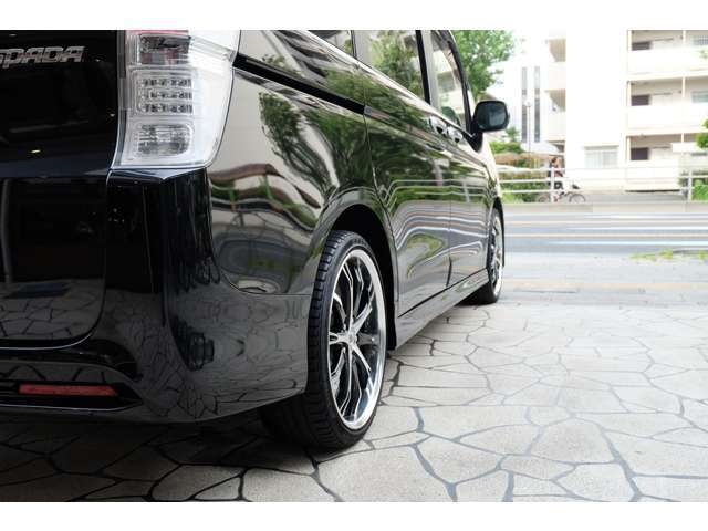 目立ったヘコミ等も無くキレイなお車となっております◎