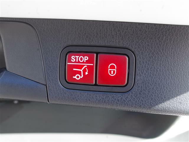 輸入車ディーラー採用のドライブレコーダーも選べます。万が一の事故の際のお守りとしていかがでしょうか？その他様々なオプションをご用意しております。