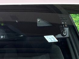 【スマートブレーキサポート】走行中に前方の車両等を認識し、衝突しそうな時は警報とブレーキで衝突回避と被害軽減をアシスト。より安全にドライブをお楽しみいただけます。