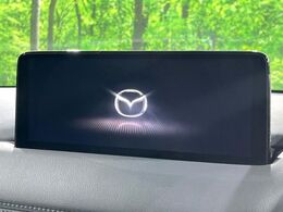【8インチマツダコネクト】車内の雰囲気にマッチした大型のディスプレイ。スマホ接続でのナビ使用やBluetooth再生等、様々な機能が楽しめます。直感的なダイヤル操作が可能で、使い勝手も良好です。