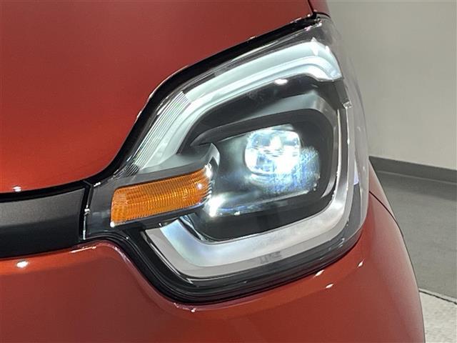 【オートLEDヘッドライト】オートライト機能で消し忘れなし。ハロゲンヘッドランプより明るく遠くを照射。視認性、スタイリッシュな白色光が魅力です。