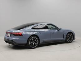 quattro（4WD）で雪道や滑りやすい道路はもちろんのこと日常の運転シーンでも安心と安全、さらにスポーティーなドライビング体験を提供します