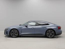 長いボンネットと低く流れるようなルーフラインがエレガントなサイドビュー。大径ホイールや彫刻的なデザインのドアパネル、quattro ブリスターフェンダーが力強さを感じさせます