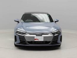 Audi初となるヘクラグレーのペイントが施され、新しい時代の幕開けを予感させるフロントマスク。レーザーマトリクスLEDヘッドライトでハイビームの照射範囲を約 2 倍に拡大