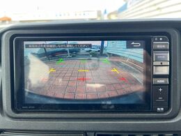 【バックカメラ】駐車時に後方がリアルタイム映像で確認できます。大型商業施設や立体駐車場での駐車時や、夜間のバック時に大活躍！運転スキルに関わらず、今や必須となった装備のひとつです！