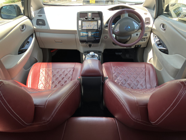 カーズ大阪では中古車販売をメインに各種保険の取扱、板金修理まで幅広く対応しています。中古車販売は全国どこでも対応可能！遠方の方でも安心して買ってもらえるような取り組み・工夫を行なっています。