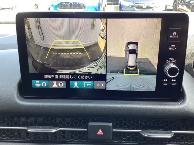 マルチビューカメラシステム搭載車です。お車の周囲を全方位でカバーします。後方・前方・両脇と、コンディションが悪い視界でもカラーモニターに映し出した映像がドライバーをサポートします。