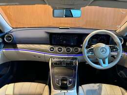 全体を俯瞰してみるとよく分かる、細部までこだわったデザインです！ドライバーの運転姿勢にもこだわっていることがよく分かります！