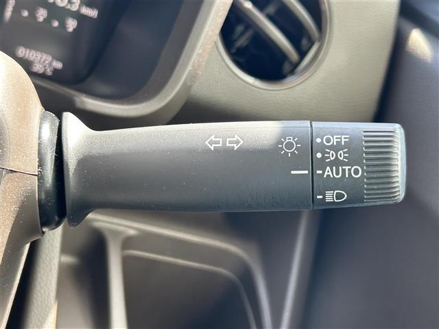【オートライト（AUTO）】外の明るさをシステムが感知して、自動でヘッドライトが点灯します！ヘッドライトをつけ忘れを防ぐ便利機能です。