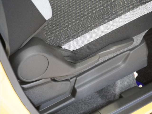 【ハイトアジャスター】レバーの上下操作だけで、座面を運転しやすい高さへ簡単に調節できます。