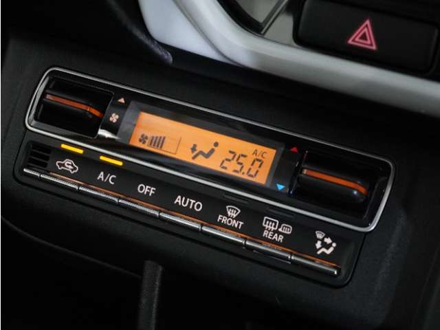 【オートエアコン】温度を設定すれば自動で快適な車内温度を保ちます。エアコン内部の高性能脱臭フィルターで車内のアレルゲンや花粉を除去。