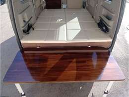 テーブルの脚を伸ばすと外でも使用可能です