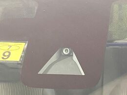 【エマージェンシーブレーキ】走行中に前方の車両等を認識し、衝突しそうな時は警報とブレーキで衝突回避と被害軽減をアシスト。より安全にドライブをお楽しみいただけます。