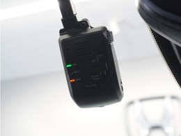 ◆ドライブレコーダー◆映像・音声などを記録する自動車用の装置です。　もしもの事故の際の記録はもちろん、旅行の際の思い出としてドライブの映像を楽しむことができます。