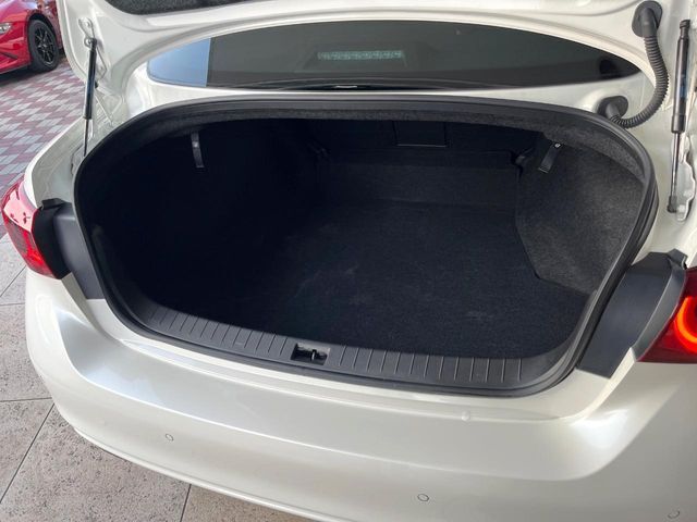 普段のお買い物や通勤、送迎等に十分な荷室スペースを確保しております。