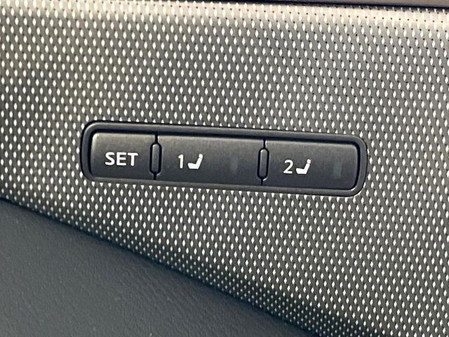 【メモリー機能付きパワーシート】ドライバーごとに設定したシート位置を記憶して、ボタン一つで切り替えできる便利な機能！運転する方が複数名いらっしゃるご家庭におすすめです♪